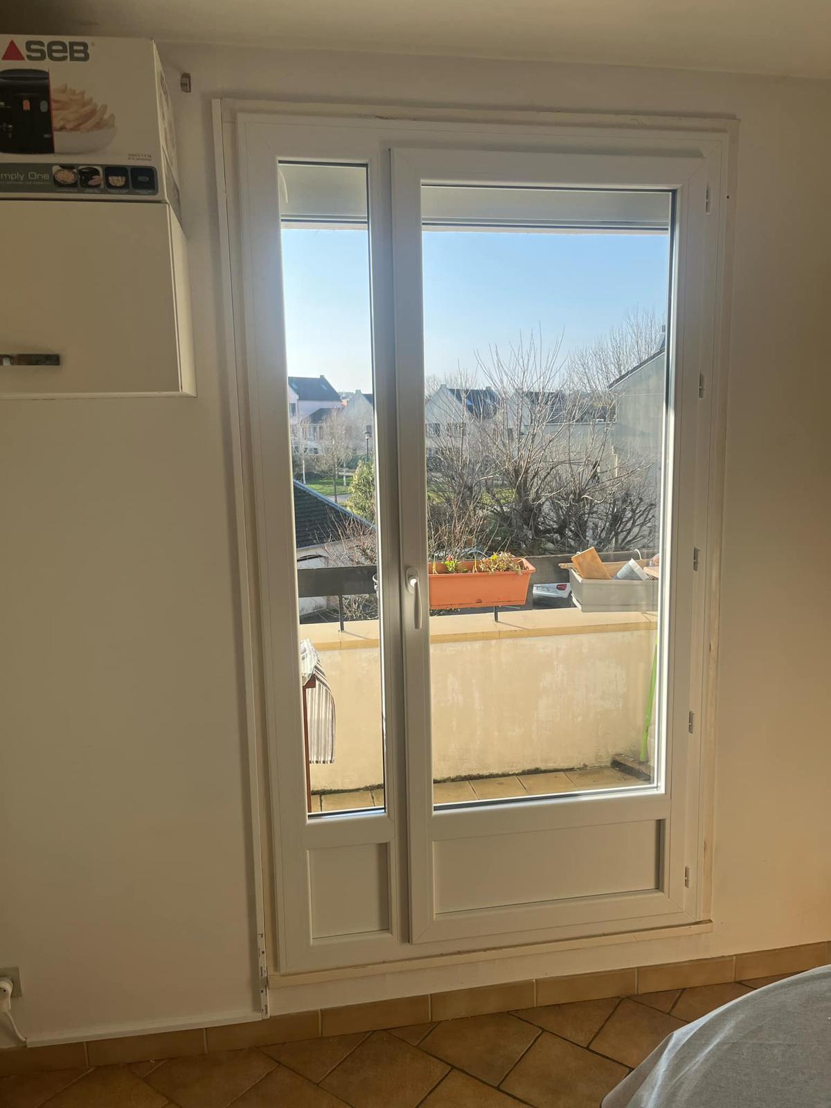 Fenêtre coulissante en aluminium noir avec grande baie vitrée offrant une vue panoramique